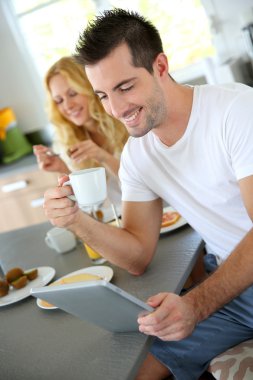 genç adam tablet ile ev mutfak oturma