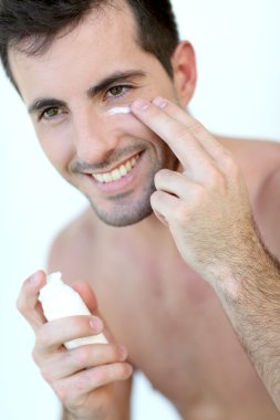 yakışıklı adam gözlerinin çevresinde kapatıcı uygulayarak