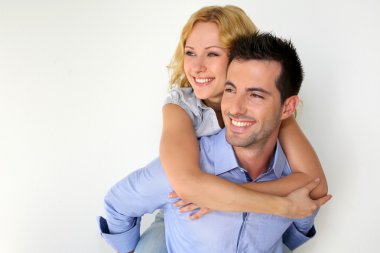 Sırtında kız arkadaşını taşıyan bir adam