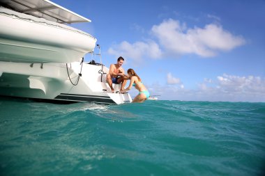 genç insanların yanında yelkenli Deniz Yüzme