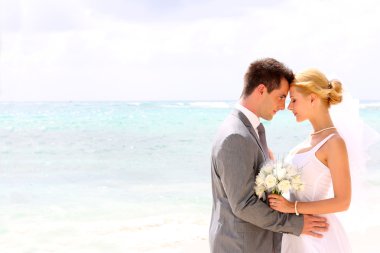 Gelin ve damat romantik bir anda