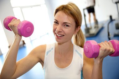 mutlu bir kadın spor salonunda halter kaldırma