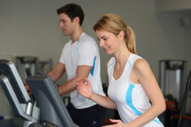 fitness salonunda çalışan kemer kullanarak çift