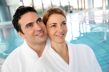 Çift bornoz ayakta spa Center'da portresi