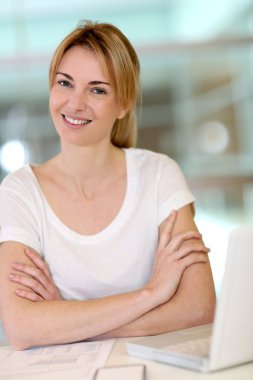 ofis çalışanı kolları ile oturma portre geçti