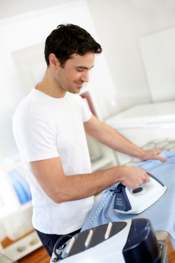 iş için ayrılmadan önce gömlek Ütü