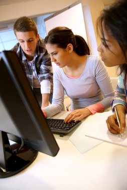 bilgisayar laboratuarında çalışan öğrenci grubu