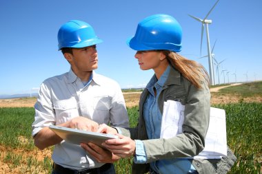 Rüzgar Türbini sitede tablet kullanarak mühendisleri