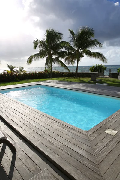 Piscina privada em área tropical — Fotografia de Stock