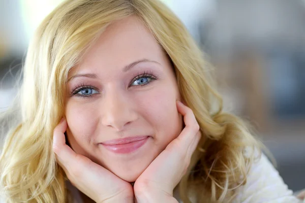 Porträt der schönen blonden Frau — Stockfoto