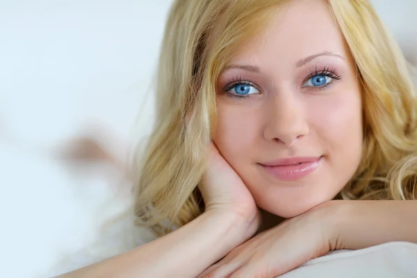 Portret piękne blond kobieta uśmiechający się — Zdjęcie stockowe