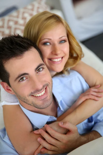 Retrato de alegre no casal de amor em casa — Fotografia de Stock