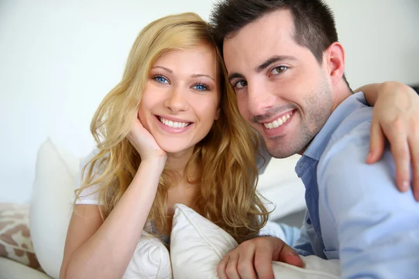 Alegre no casal de amor em casa — Fotografia de Stock