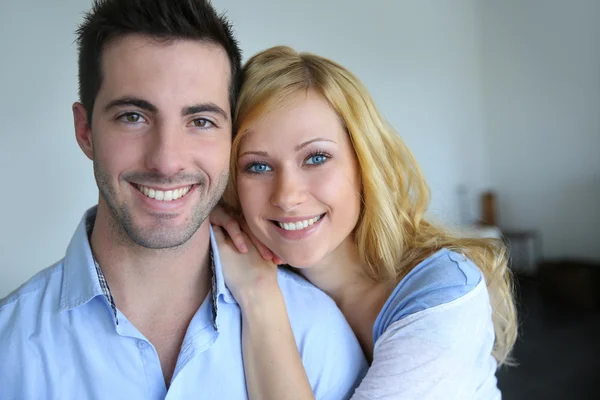 Alegre no casal de amor em casa — Fotografia de Stock