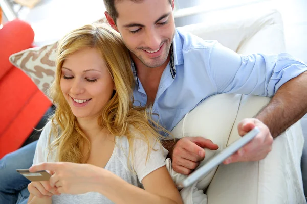 Χαρούμενο νεαρό ζευγάρι που κάνει online αγορές με tablet — Φωτογραφία Αρχείου