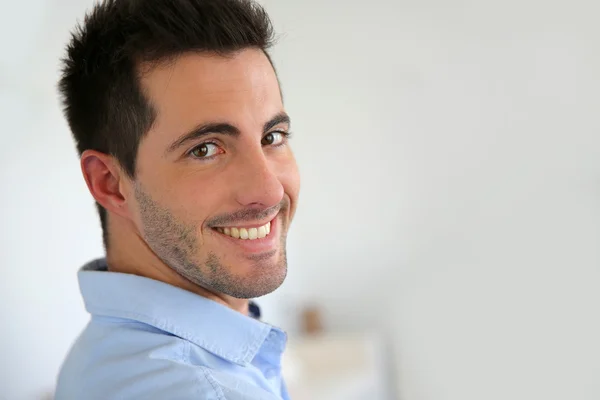 Porträt eines hübschen jungen Mannes mit blauem Hemd — Stockfoto