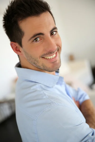 Retrato de jovem bonito com camisa azul — Fotografia de Stock