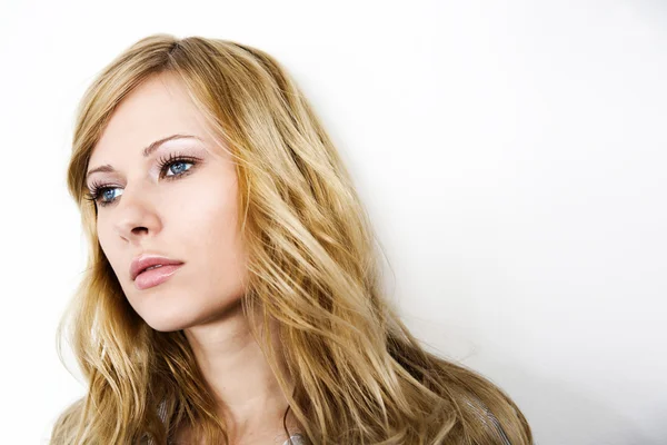 Primo piano di donna bionda su sfondo bianco — Foto Stock