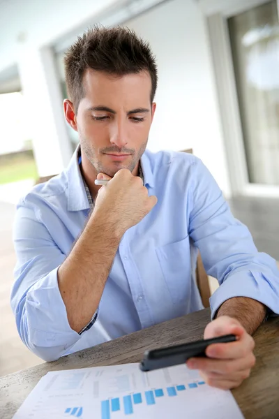 Hombre trabajando desde casa en el teléfono inteligente —  Fotos de Stock