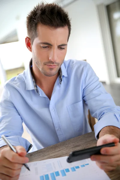 Man aan het werk vanuit huis op smartphone — Stockfoto