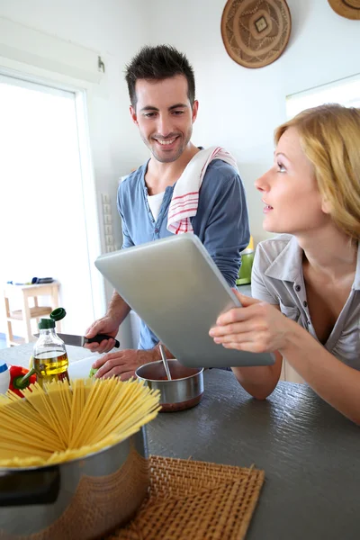 Young people in kitchen preparing pasta dish — Stock Photo, Image