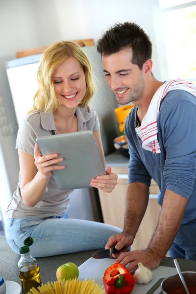 Young people in kitchen preparing pasta dish — Stock Photo, Image