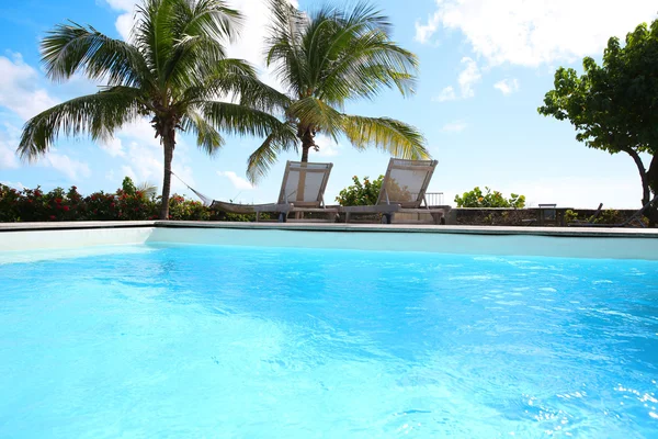 Piscina privada em área tropical — Fotografia de Stock