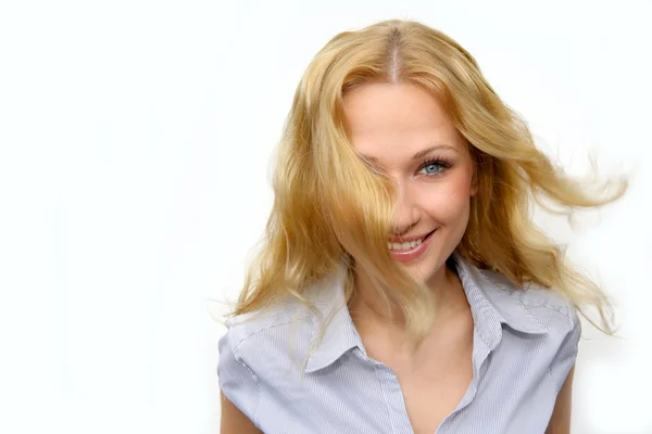 Портрет красивої блондинки на білому тлі — стокове фото