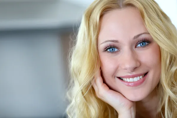 Portret van glimlachen blonde vrouw met krullend haar — Stockfoto