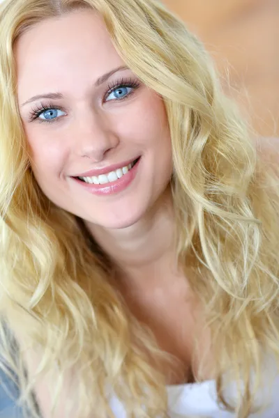 Porträt einer lächelnden blonden Frau mit lockigem Haar — Stockfoto