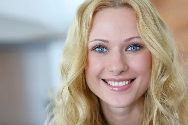 Retrato de mujer rubia sonriente con el pelo rizado — Foto de Stock