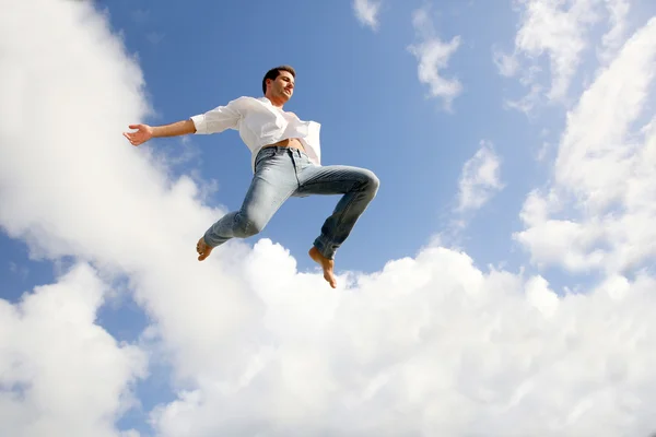 L'homme saute dans les airs avec joie — Photo