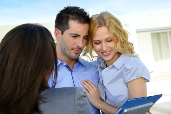 Young couple visiting luxury house for vacation — Stock Photo, Image