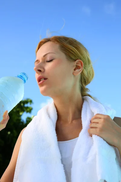 Porträt eines Fitness-Girls, das nach dem Sport Wasser trinkt — Stockfoto