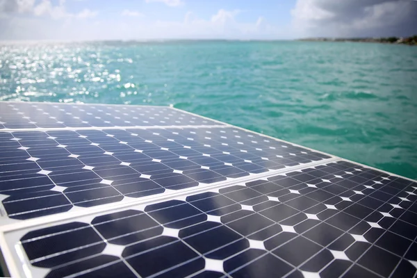 Nahaufnahme von Sonnenkollektoren in einem Segelboot — Stockfoto