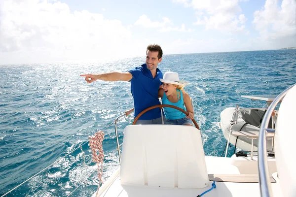 Fiatal pár navigál egy jachton a Karib-tengeren — Stock Fotó