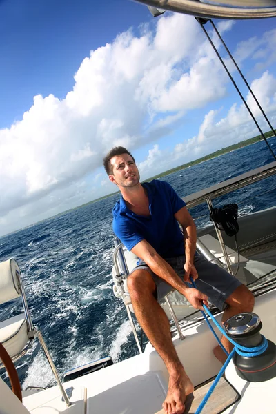 Velero tirando de la cuerda de la vela durante la navegación —  Fotos de Stock