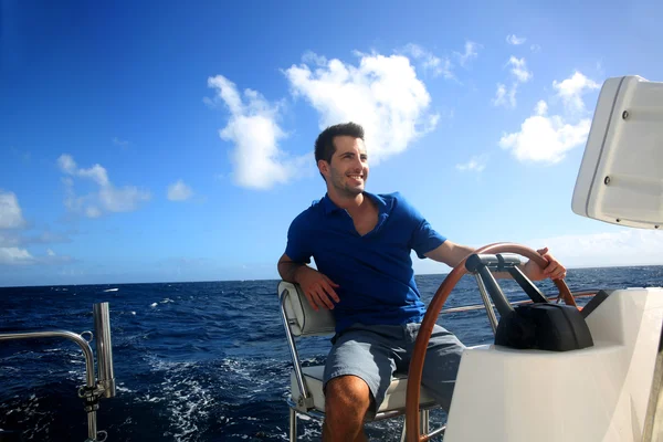 Jovem marinheiro sorrindo navegando no mar do Caribe — Fotografia de Stock