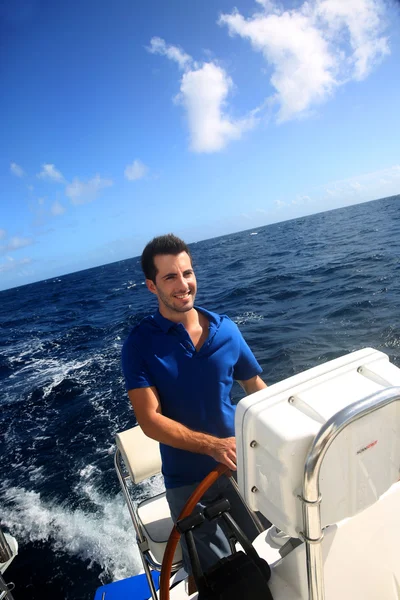 Mosolygó fiatal tengerész navigál a Karib-tengeren — Stock Fotó