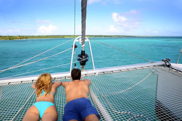 Jeune couple se relaxant à l'avant du yacht — Photo