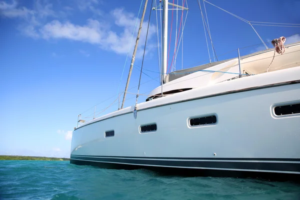 Veduta del catamarano in acqua caraibica — Foto Stock