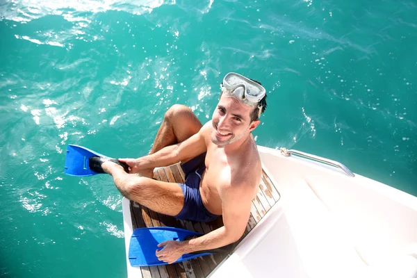 Młody człowiek na kroki łódź wprowadzenie płetwy — Zdjęcie stockowe