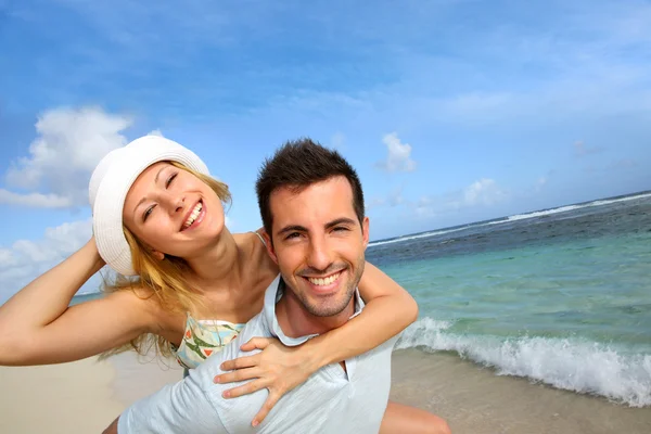 Pareja alegre disfrutando de vacaciones en la playa —  Fotos de Stock