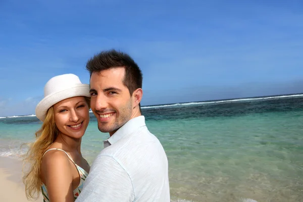 Portret van vrolijke paar op het strand — Stockfoto