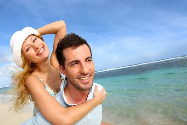 Casal alegre desfrutando de férias na praia — Fotografia de Stock