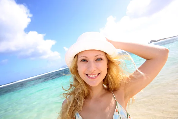 Lachende aantrekkelijk meisje op het strand — Stockfoto