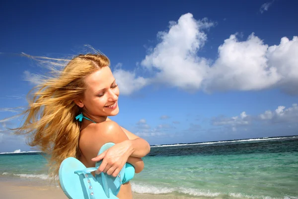 Mooi meisje suntanning aan het strand — Stockfoto