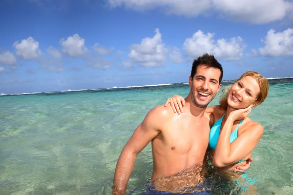 Cheerful couple swimming in a caribbean lagoon — Stock Photo, Image