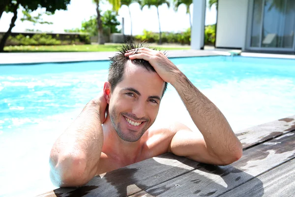 Portret van lachende man in zwembad — Stockfoto