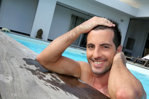 Porträt eines lächelnden Typen im Schwimmbad — Stockfoto